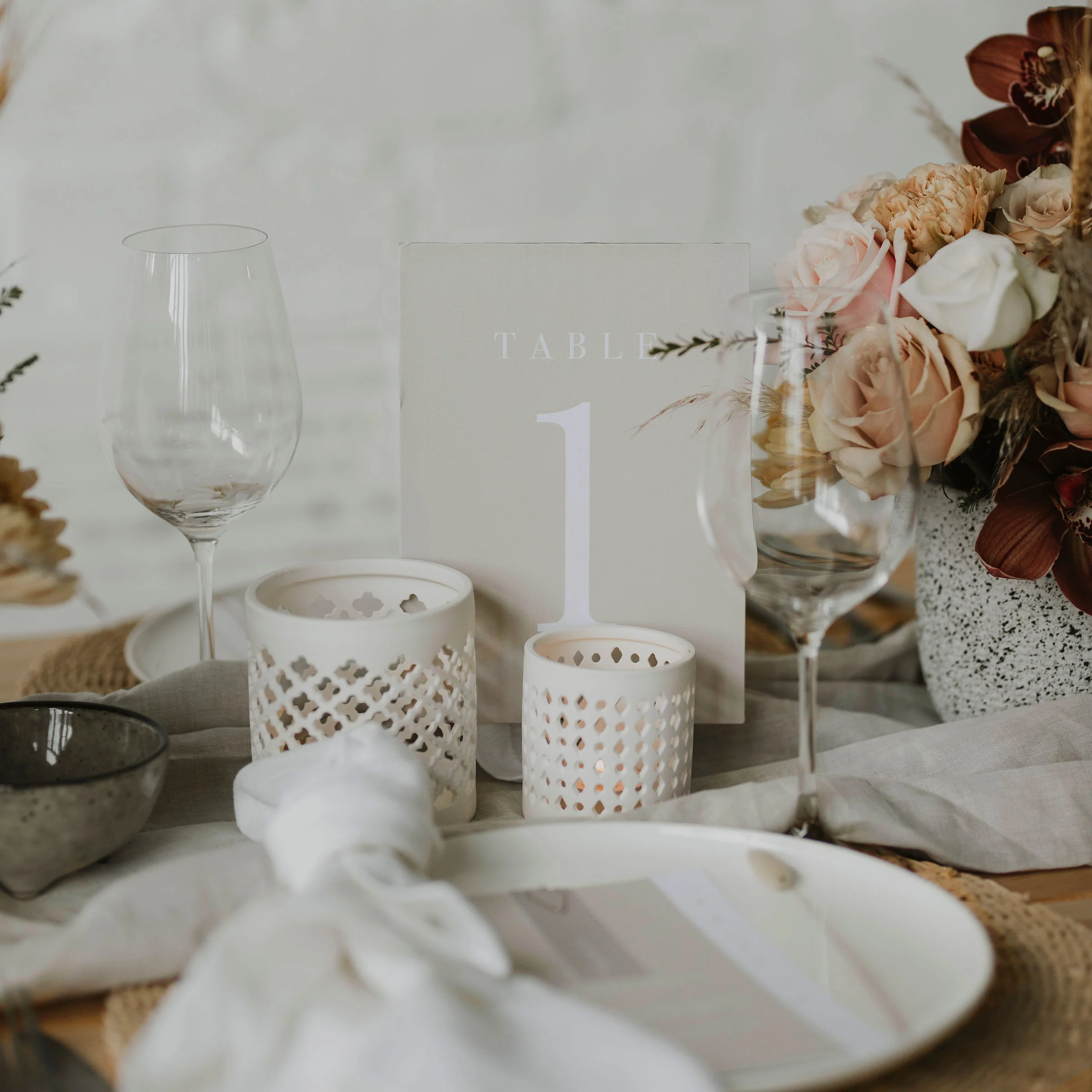 MINIMALIST TABLE NUMBER NATURAL
