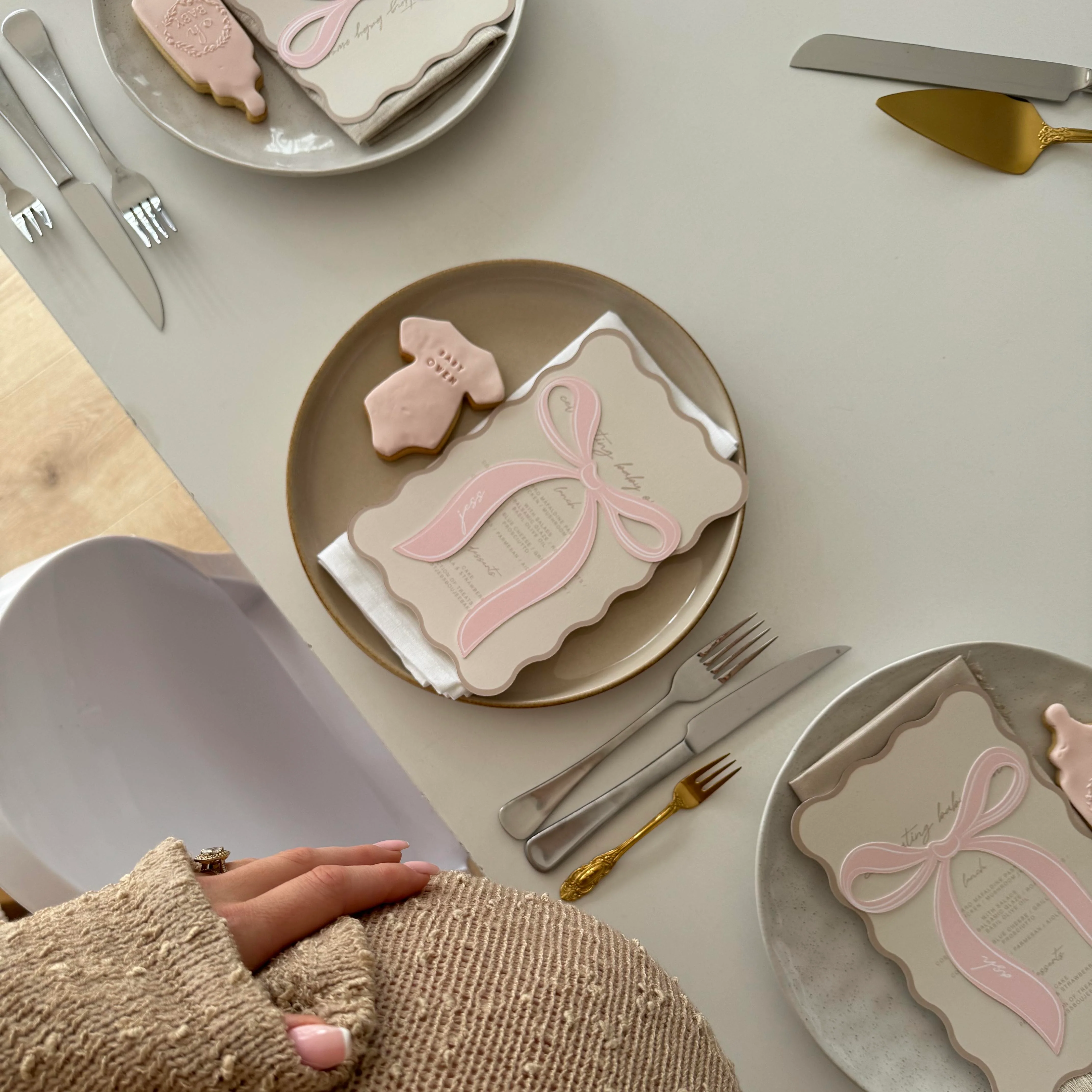 'JESS OWENS BABY SHOWER' BOW MENU & PLACE NAME SET - Image 3